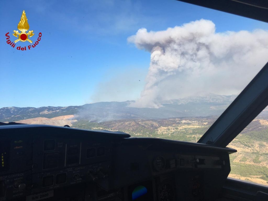 Εύβοια: Συγκλονιστικό βίντεο από το εσωτερικό καναντέρ εν δράσει