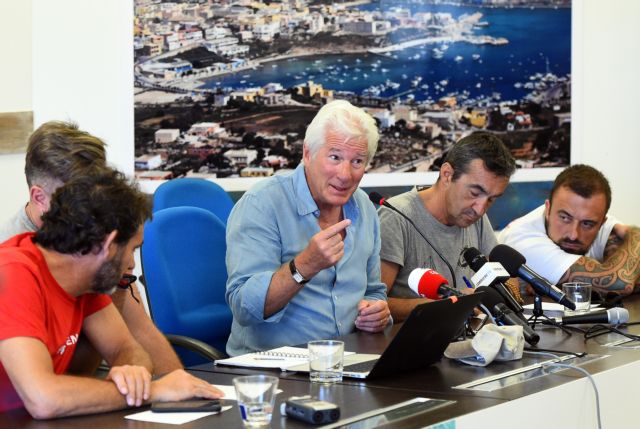 Ο Ρίτσαρντ Γκιρ απαντά στον Σαλβίνι για τους μετανάστες