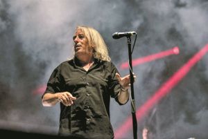 Με τον Γιάννη Αγγελάκα οι χαμένοι τα παίρνουν όλα