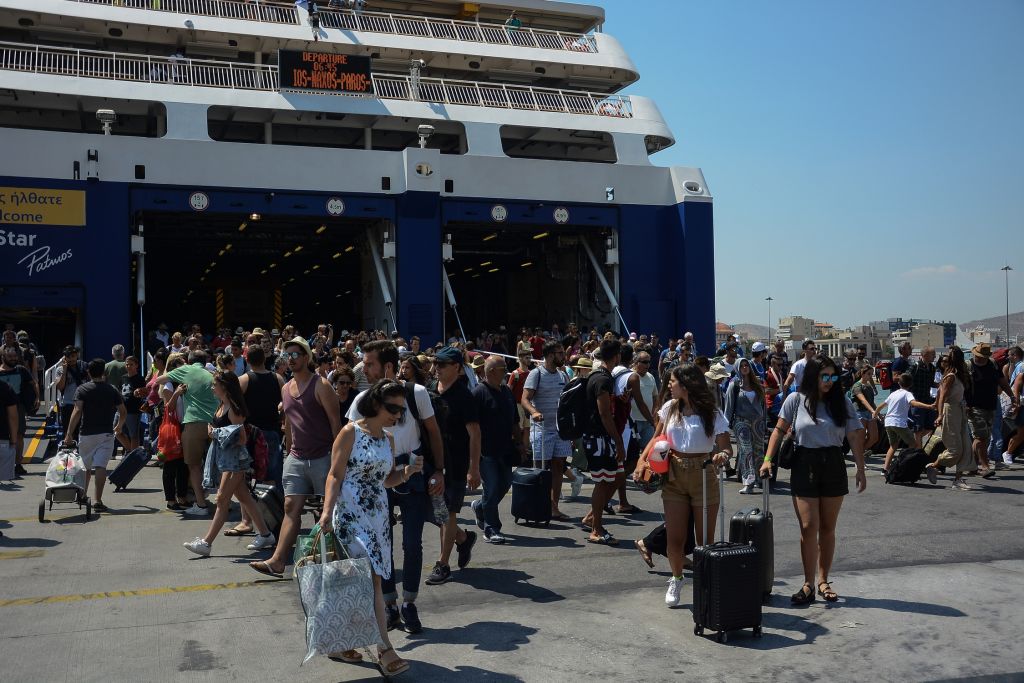 Έξοδος Αθηναίων: Το αδιαχώρητο στο λιμάνι του Πειραιά