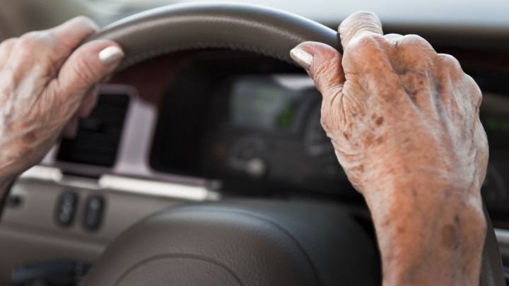 Διπλώματα οδήγησης: Τι αλλάζει για τους οδηγούς άνω των 74 ετών