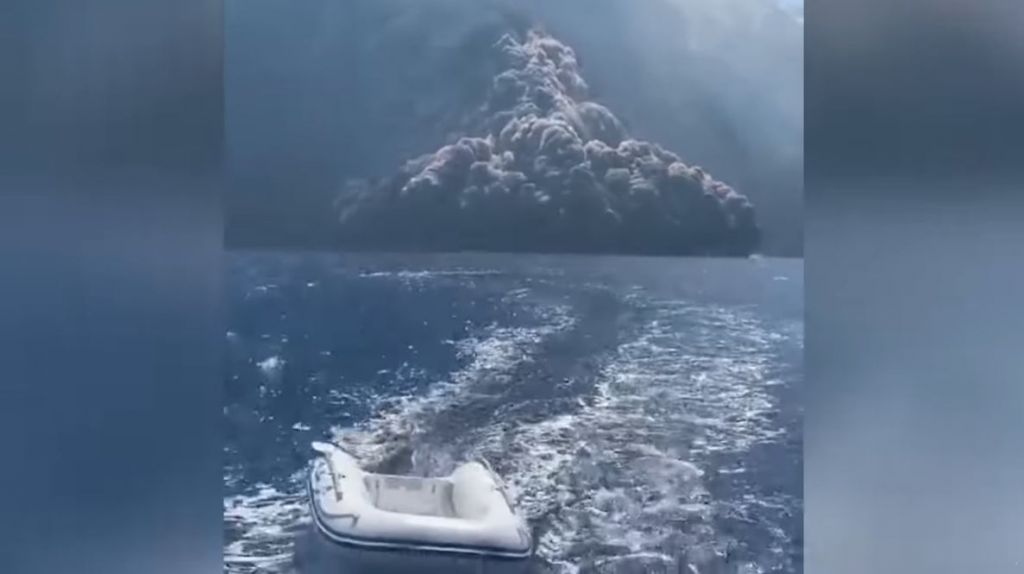 Ιταλία: Συγκλονιστικό βίντεο από την έκρηξη στο ηφαίστειο Στρόμπολι