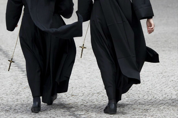 Παρίσταναν τις καλόγριες και «έγδυναν» τους ηλικιωμένους