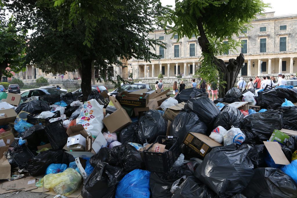 Πνίγεται στα σκουπίδια η Κέρκυρα – Σε ιδιώτη η διαχείριση