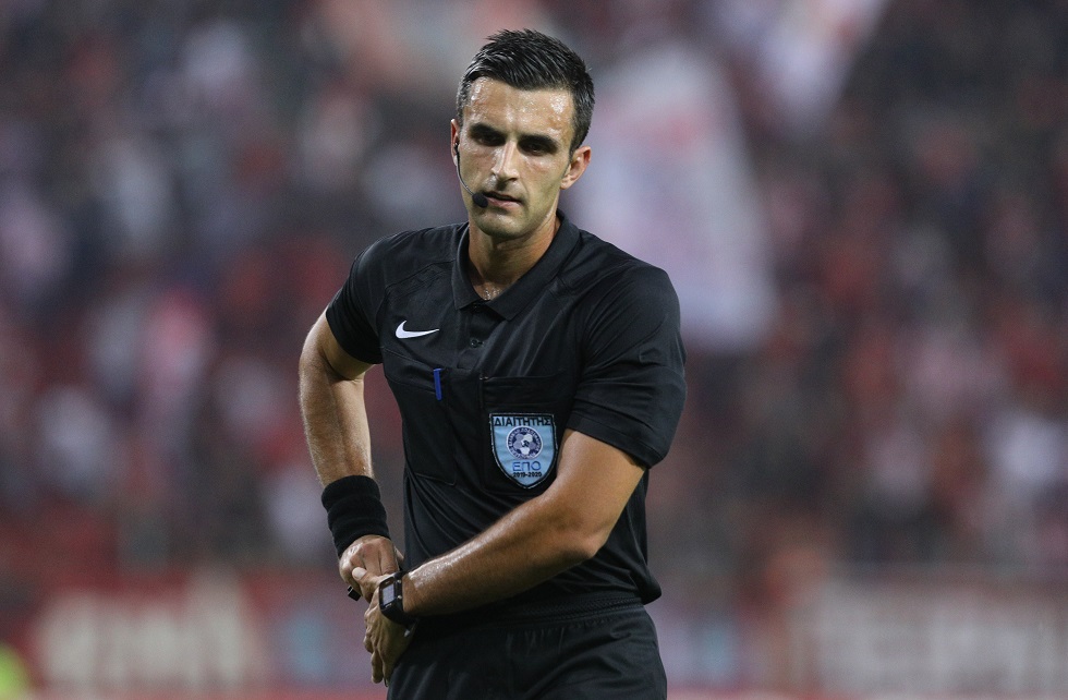 Στο VAR ο Κουμπαράκης – Έδειξε «παίζετε»