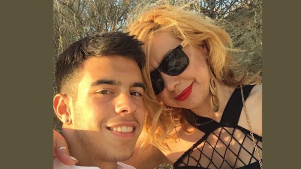 Συμφοιτητές μητέρα και γιος στη Λάρισα