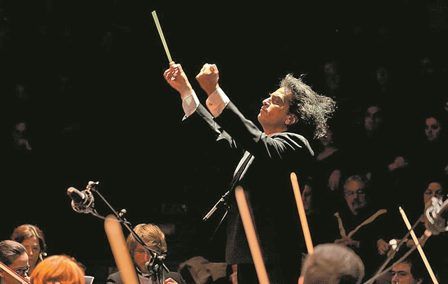 Ο Βασίλης Τσαμπρόπουλος με τη Royal Philarmonic του Λονδίνου