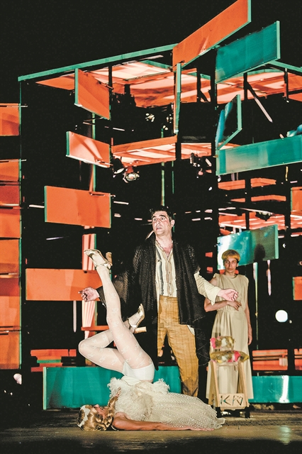 «Νεφέλες», Φελίνι και ποπ