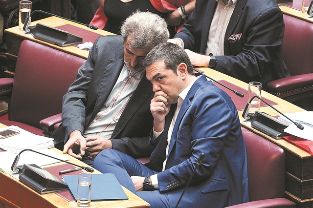 Σπρώχνουν τις έριδες κάτω από το χαλί