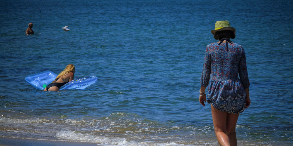 Καιρός για παραλία την Κυριακή με ζέστη και… σκόνη