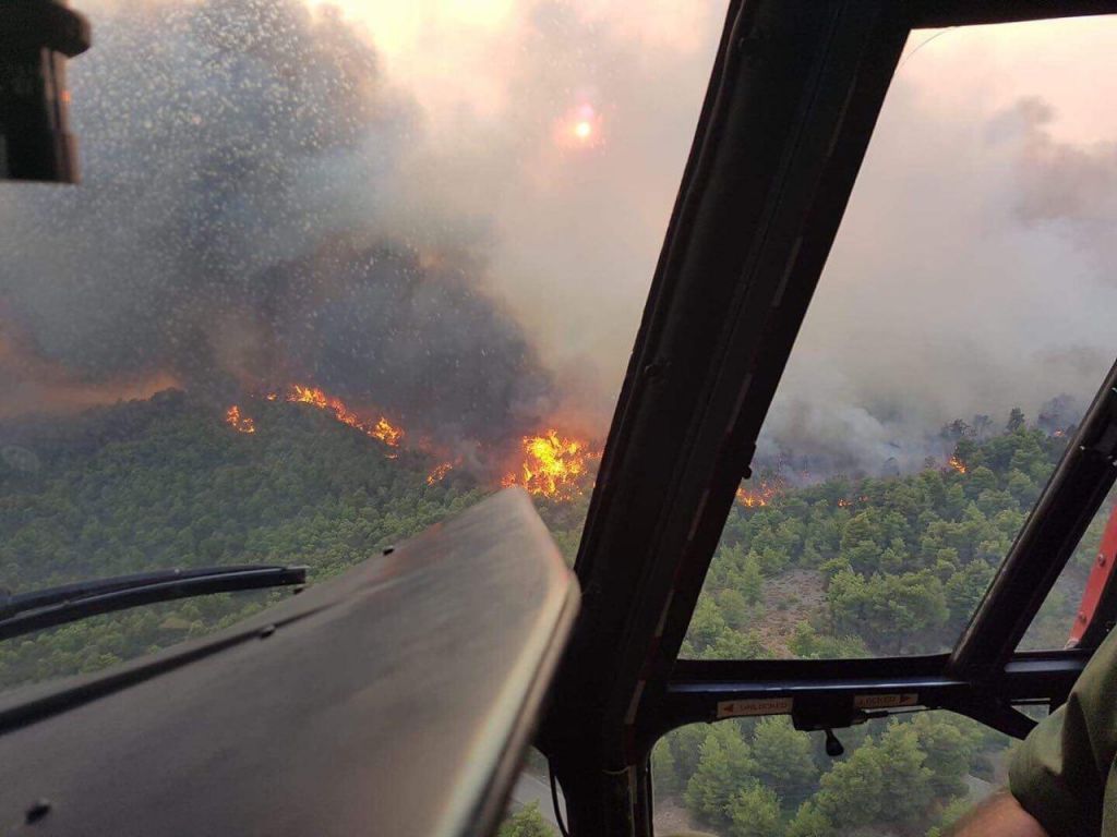 Εύβοια: Δέος προκαλούν οι εικόνες από τις εναέριες μάχες με τις φλόγες