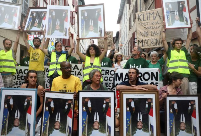 Πορεία διαμαρτυρίας για τη σύνοδο της G7 με φωτογραφίες του Μακρόν
