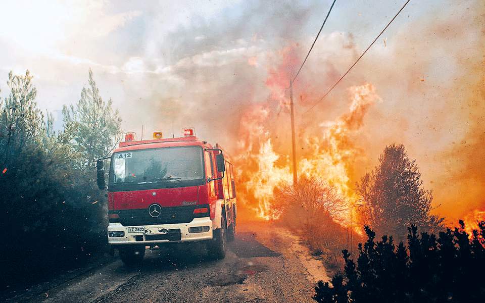 Μάχη με τις φλόγες σε τέσσερα μέτωπα