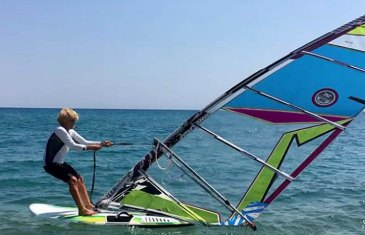 Έγραψε ιστορία η 81χρονη σέρφερ: Πέρασε σε έξι ώρες από Κεφαλονιά στην Κυλλήνη