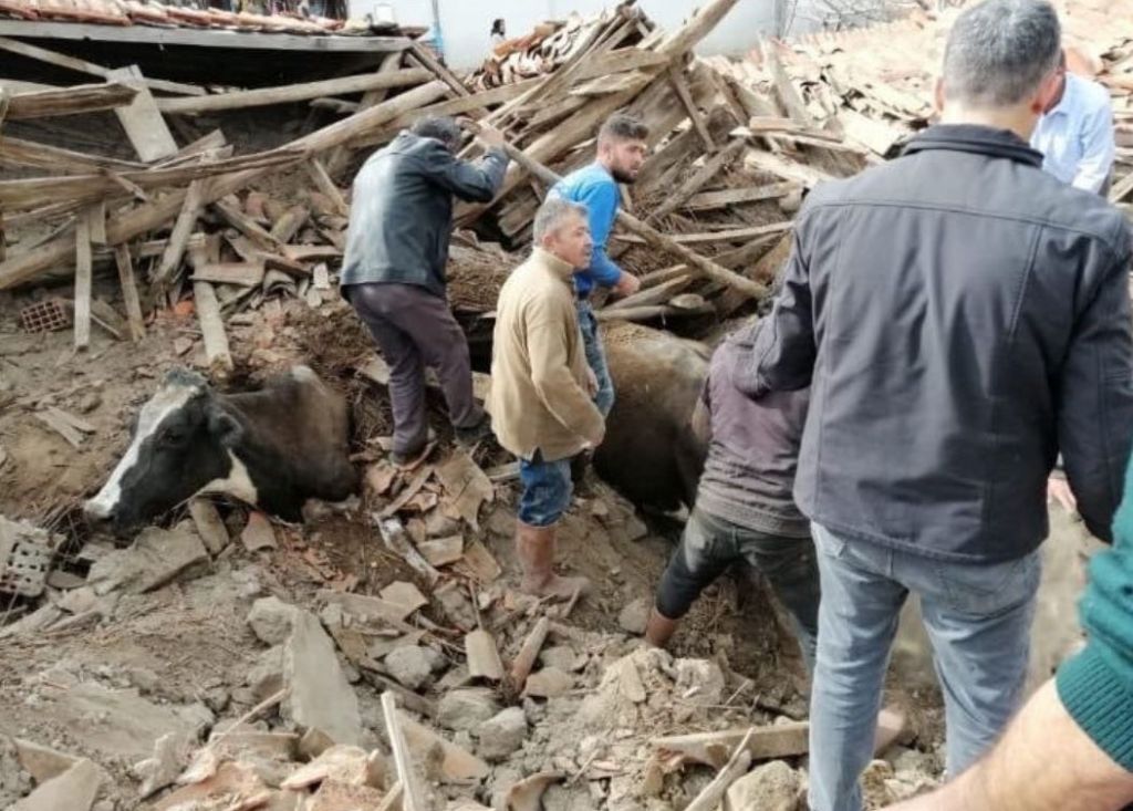 Σεισμός στην Τουρκία: Δεκάδες σπίτια κατέρρευσαν, τραυματίες και εγκλωβισμένοι