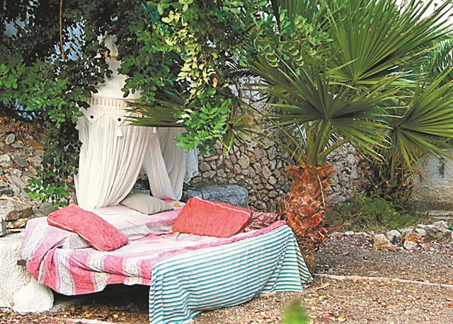 Ενοικιάζονται βίλες, ταράτσες και… σκιές