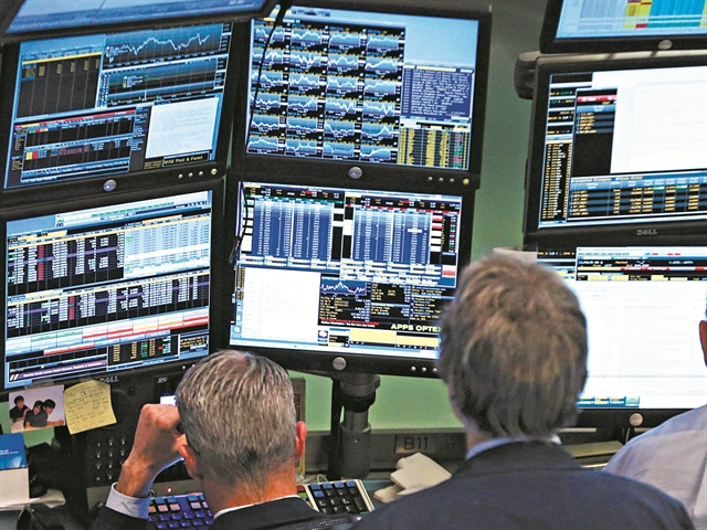 Βουτιά σε ομόλογα και μετοχές