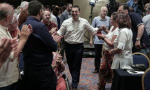 Τσίπρας και ΣΥΡΙΖΑ δυσκολεύονται να προσαρμοστούν στο ρόλο της αξιωματικής αντιπολίτευσης