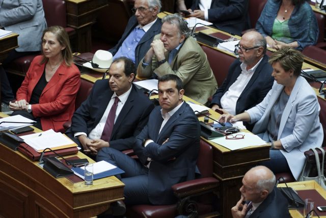 Τσίπρας και ΣΥΡΙΖΑ δυσκολεύονται να προσαρμοστούν στο ρόλο της αξιωματικής αντιπολίτευσης