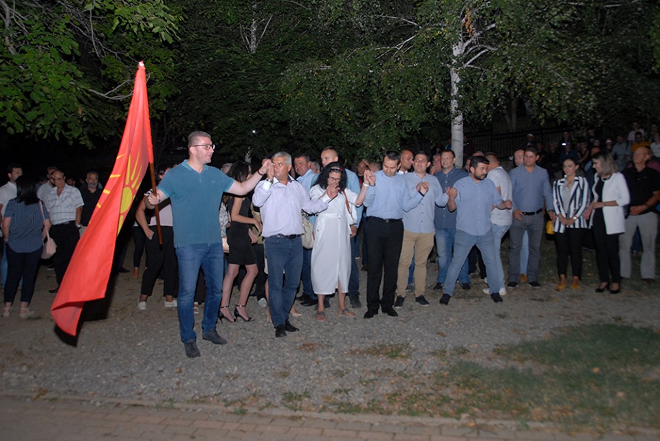 Β. Μακεδονία : Ο ηγέτης του VMRO χορεύει με σημαία του Ηλιου της Βεργίνας