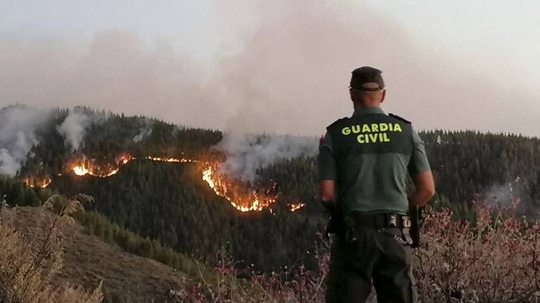 Οριοθετήθηκε η φωτιά στα Γκραν Κανάρια – Χείρα βοηθείας από Σάντσεθ στους χιλιάδες πυρόπληκτους