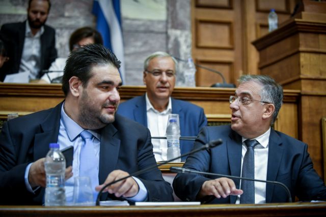 Έντονη κόντρα στη Βουλή, πυρά και για την επιλογή της διαδικασίας του επείγοντος