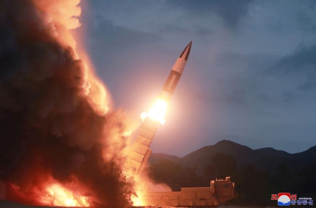 Δύο πυραύλους «αγνώστου τύπου» εκτόξευσε η Βόρεια Κορέα