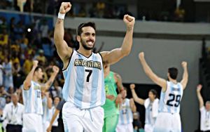 Ο Καμπάτσο το… στάζει από το κέντρο και με την πλάτη γυρισμένη