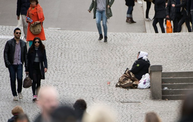 Σουηδία: Μόνο με ειδική άδεια από τον δήμο η επαιτεία στους δρόμους