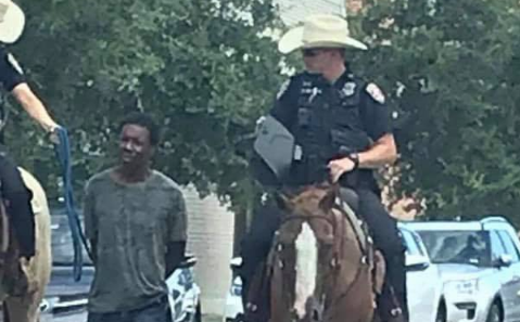 Έφιπποι αστυνομικοί στο Τέξας τραβούν με σκοινί μαύρο συλληφθέντα