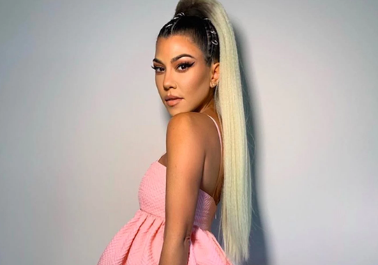 Η Κόρντεϊ Καρντάσιαν ολόγυμνη στην πισίνα της