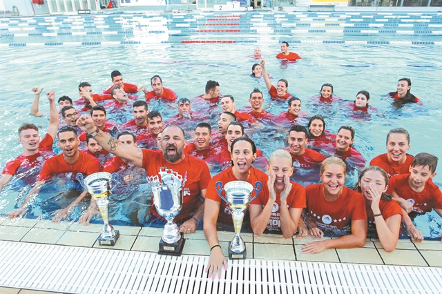 Πανηγυρισμοί με καπνογόνα για το τρεμπλ