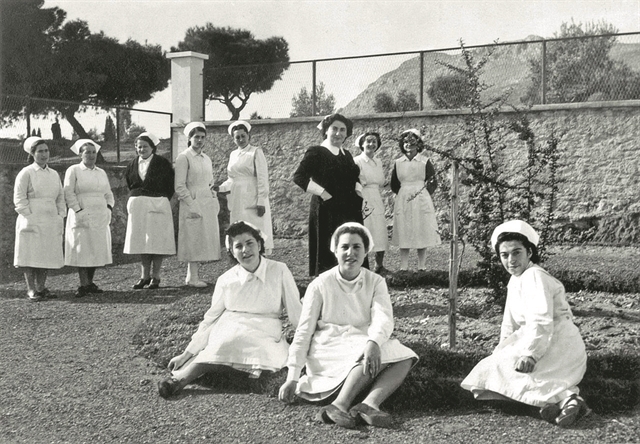 Η προϊσταμένη χαμογελά