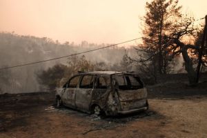 Εύβοια : Μπλόκαραν τη φωτιά στα Ψαχνά – Ξεσπιτωμένοι άνθρωποι στην πλατεία