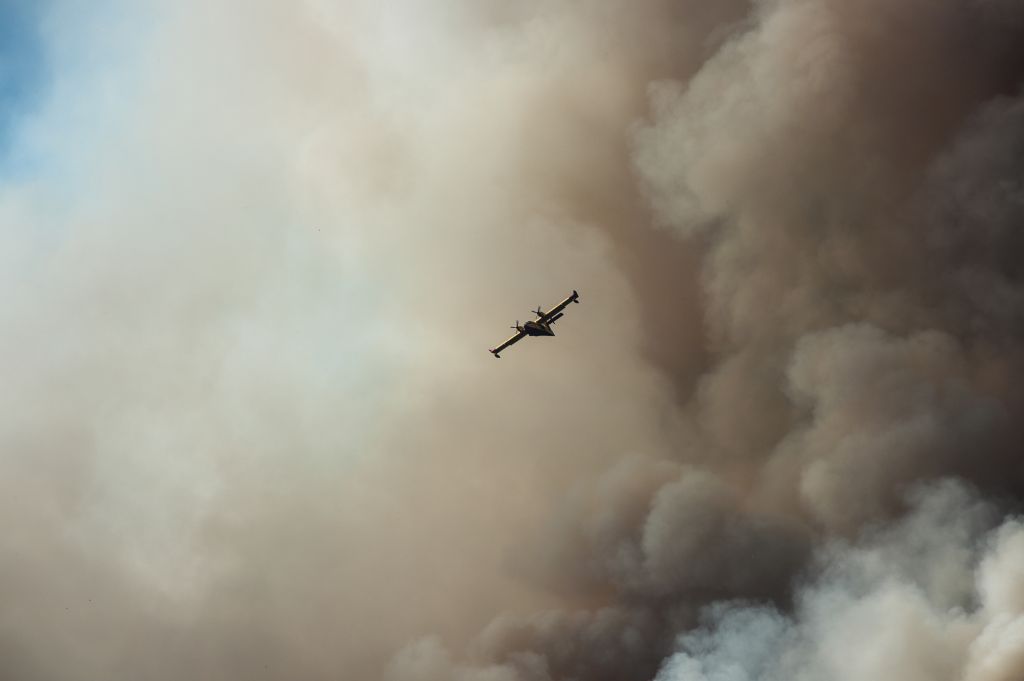 Πύρινη κόλαση : Αναζωπύρωση στην Πλατάνα – Ετοιμη για εκκένωση και η Άτταλη