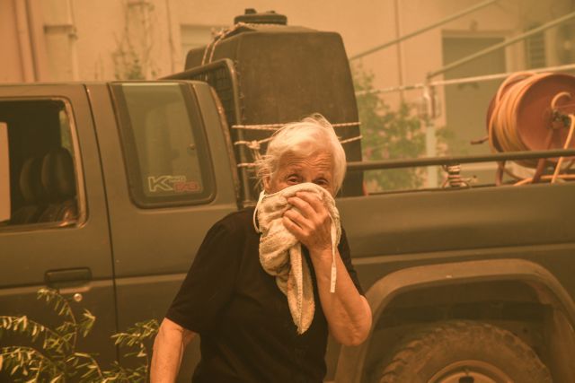 Θεόρατες φλόγες μπροστά στα σπίτια – Φεύγει ο κόσμος να γλυτώσει