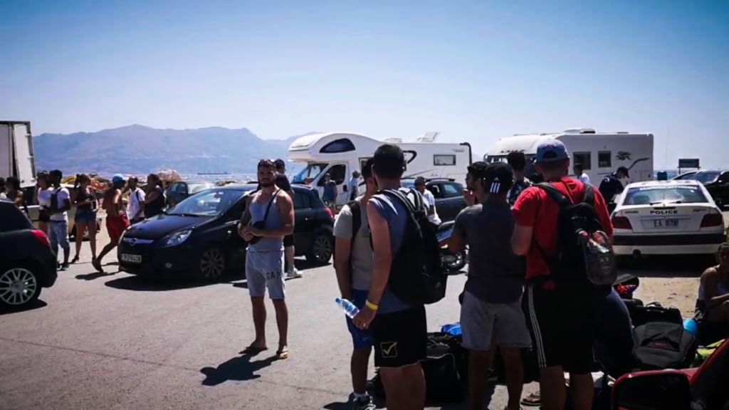 Μάχη με τη φωτιά στην Ελαφόνησο: Φεύγει ο κόσμος από το νησί