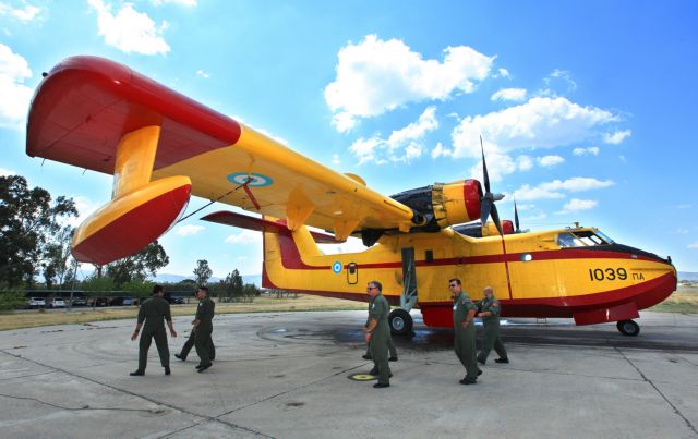 Δίπλα στους πιλότους των Καναντέρ ο αρχηγός της Πολεμικής Αεροπορίας