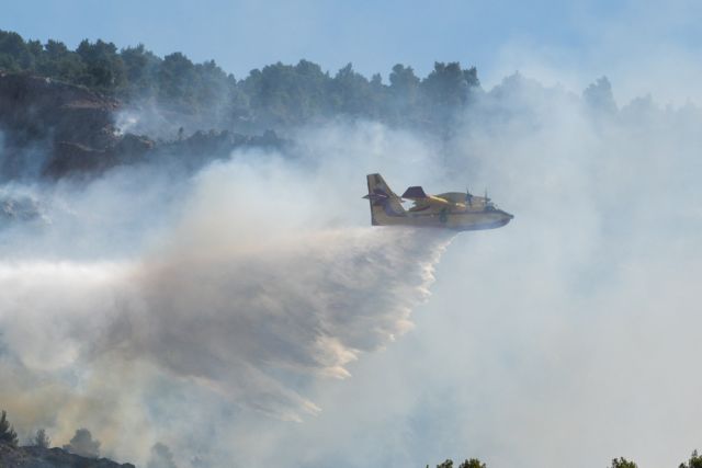 Καθηλωμένα στην Ελευσίνα τα ιταλικά Καναντέρ