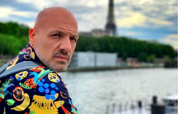 Στη Σαντορίνη με σύντροφο ο Νίκος Μουτσινάς