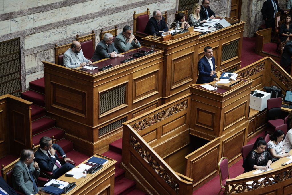 Σύγκρουση Μητσοτάκη – Τσίπρα ακόμα και για τα πτυχία τους