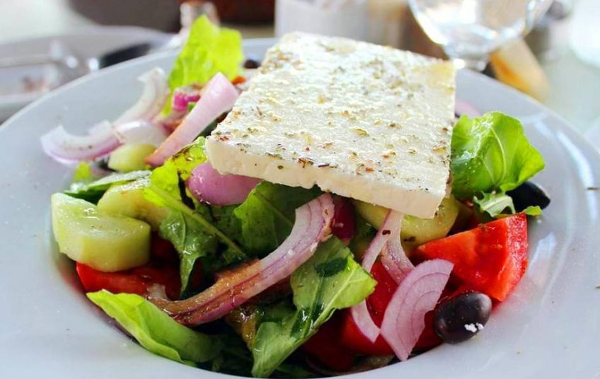 Απίστευτη καταγγελία στα Χανιά: Τους χρέωσαν ξεχωριστά το λάδι στη σαλάτα