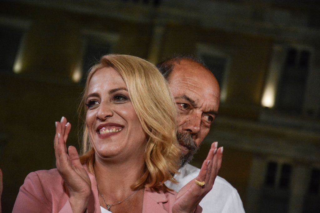 Η Δούρου παρεκλίνει από τη γραμμή Τσίπρα: Δεν είναι ταμπού η εκλογή από τη βάση