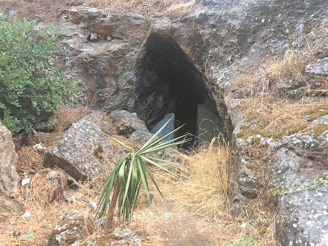 Απίστευτες ιστορίες στου Φιλοπάππου: Ζουν… άνθρωποι των σπηλαίων