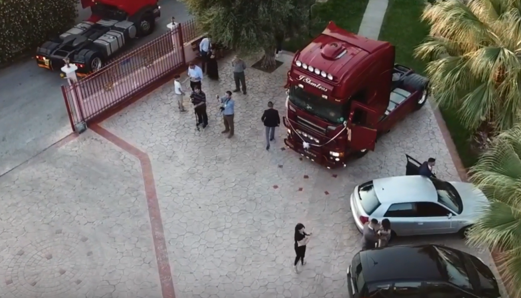 Ο γαμπρός πήγε στην εκκλησία συνοδευόμενος από… νταλίκες