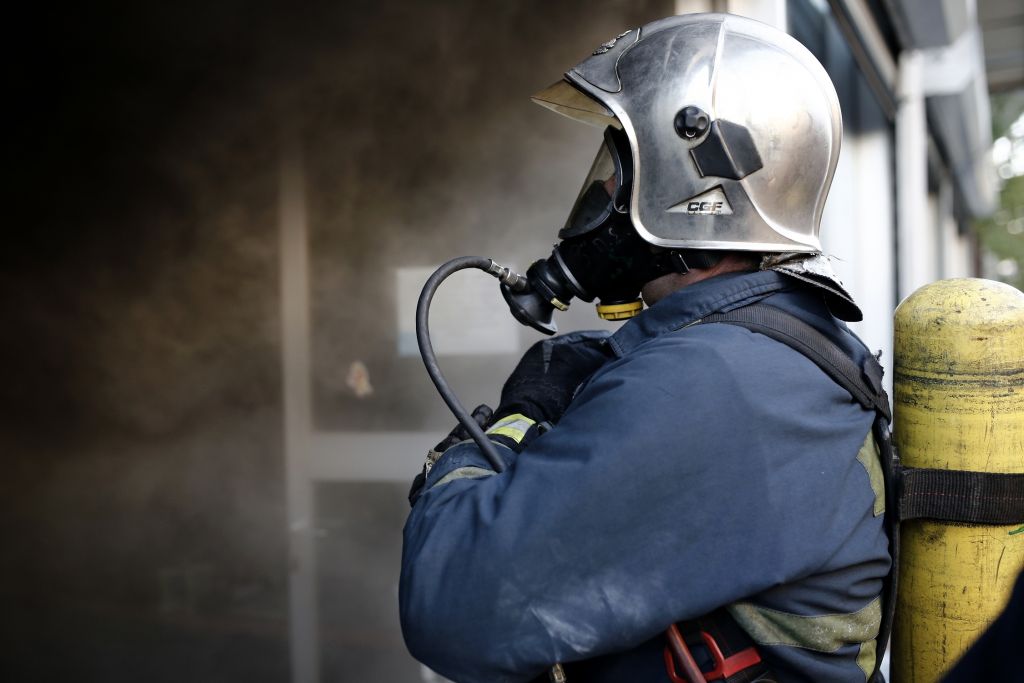 Φωτιά σε κατάστημα στο κέντρο της Αθήνας