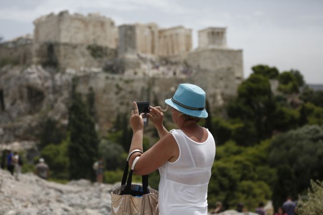 Καιρός: Κυριακή με ήλιο, μελτέμια αλλά… και βροχές