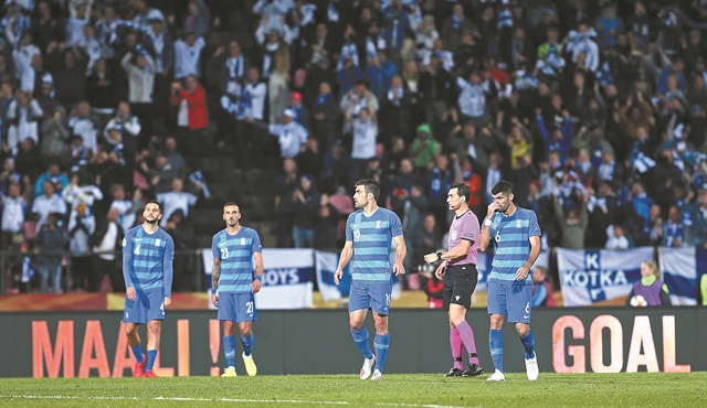 Βλέπει τα τρένα να περνούν