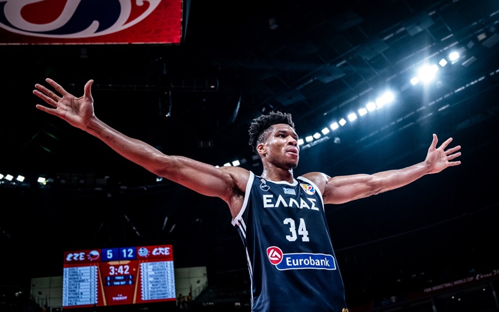 Με επιθετικό φάουλ εφεύρεση αποβλήθηκε ο Αντετοκούνμπο