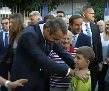 Ο διάλογος και το high five του Κυριάκου Μητσοτάκη με μικρό μαθητή